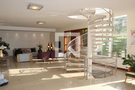 Sala de casa de condomínio para alugar com 4 quartos, 458m² em Jardim Indaia, Embu das Artes