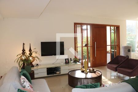 Sala de casa de condomínio para alugar com 4 quartos, 458m² em Jardim Indaia, Embu das Artes