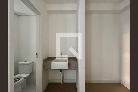 Banheiro de kitnet/studio para alugar com 1 quarto, 43m² em Centro, Campinas