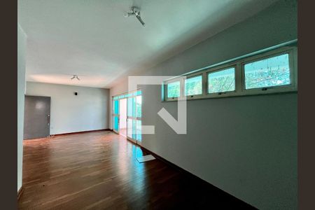 Sala 1 de casa para alugar com 5 quartos, 500m² em Parque São Quirino, Campinas