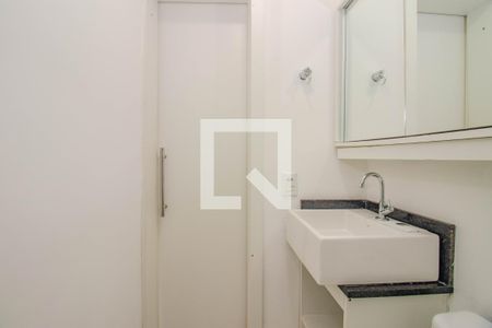 Banheiro da Suíte de casa de condomínio para alugar com 2 quartos, 103m² em Humaitá, Porto Alegre