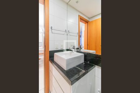 Banheiro de apartamento à venda com 1 quarto, 40m² em Santana, Porto Alegre