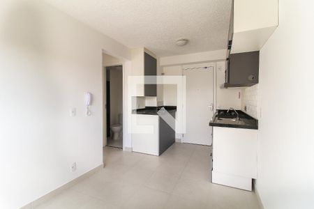 Sala/Cozinha de apartamento para alugar com 2 quartos, 32m² em Vila Carmosina, São Paulo