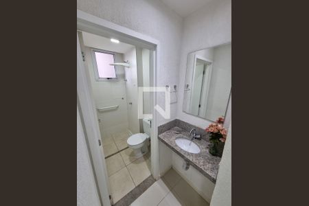 Banheiro social de apartamento para alugar com 3 quartos, 85m² em Santa Mônica, Uberlândia