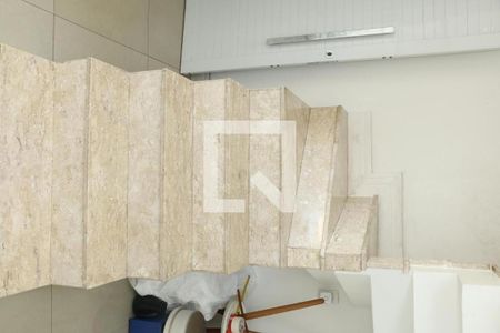 Escada de apartamento para alugar com 2 quartos, 208m² em Califórnia, Nova Iguaçu