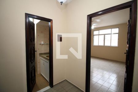 Corredor de apartamento à venda com 2 quartos, 68m² em Olaria, Rio de Janeiro