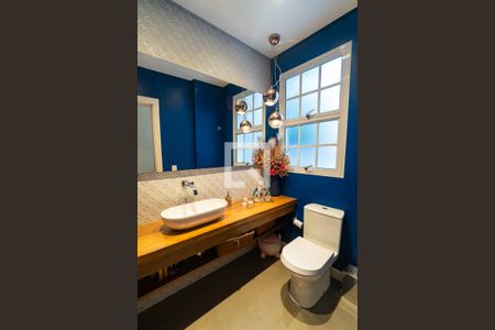 Lavabo de casa de condomínio para alugar com 4 quartos, 356m² em Jardim Prudência, São Paulo