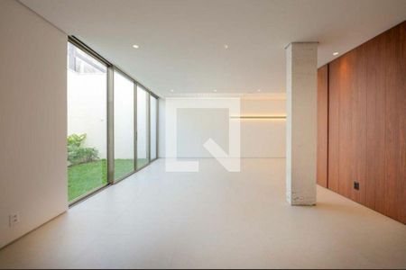 Casa à venda com 3 quartos, 420m² em Vila Nova Conceição, São Paulo