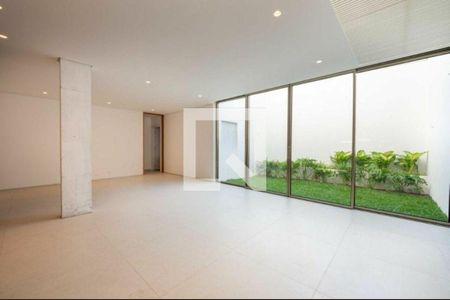 Casa à venda com 3 quartos, 420m² em Vila Nova Conceição, São Paulo