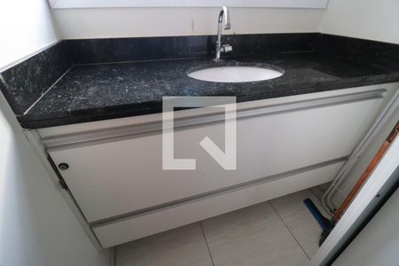 Banheiro da Suíte de apartamento para alugar com 1 quarto, 45m² em Presidente Roosevelt, Uberlândia
