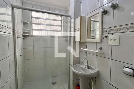 Banheiro de apartamento para alugar com 1 quarto, 48m² em Gonzaga, Santos