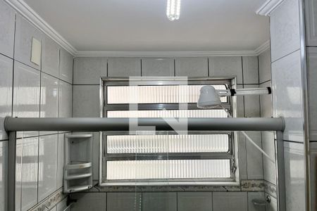 Banheiro de apartamento para alugar com 1 quarto, 48m² em Gonzaga, Santos