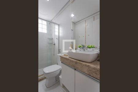 Banheiro de apartamento à venda com 1 quarto, 55m² em Passo D’areia, Porto Alegre