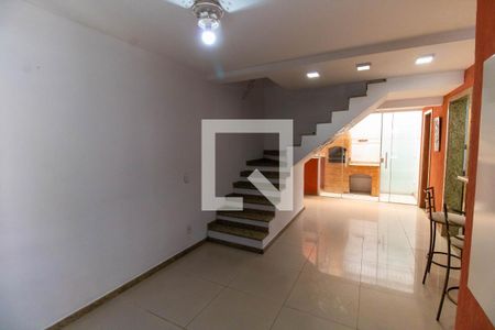 Sala de casa de condomínio à venda com 2 quartos, 140m² em Itaipu, Niterói