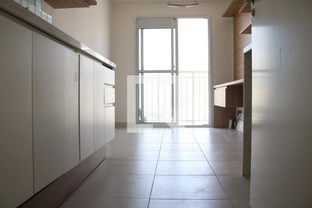 Sala/Cozinha de apartamento para alugar com 1 quarto, 28m² em Parque Industrial Tomas Edson, São Paulo