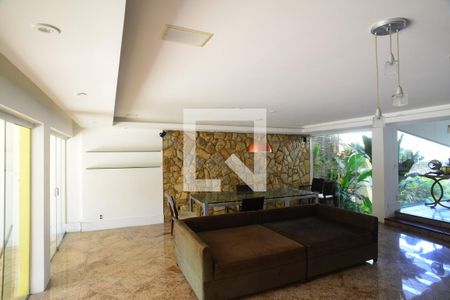 Sala de casa de condomínio à venda com 6 quartos, 555m² em Barra da Tijuca, Rio de Janeiro