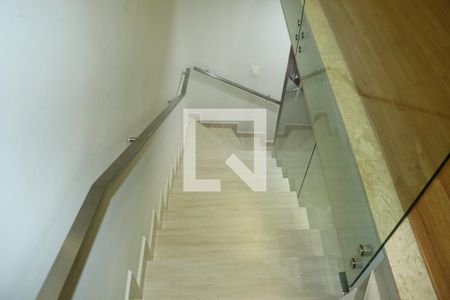 Escada de casa para alugar com 3 quartos, 240m² em Chácara Recanto, Cotia