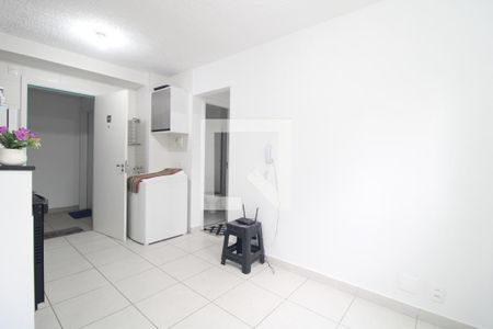 Sala/Cozinha de apartamento para alugar com 2 quartos, 34m² em Jardim Itacolomi, São Paulo