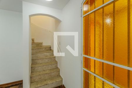 Escada de casa de condomínio para alugar com 3 quartos, 150m² em Vila Olímpia, São Paulo