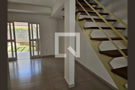 Sala de casa de condomínio para alugar com 3 quartos, 110m² em Medeiros, Jundiaí