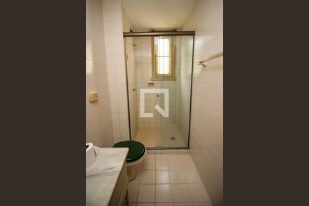 Banheiro de apartamento à venda com 1 quarto, 48m² em Santo Antônio, Porto Alegre