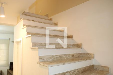 Escada de casa de condomínio para alugar com 2 quartos, 96m² em Jardim Pioneira, Cotia