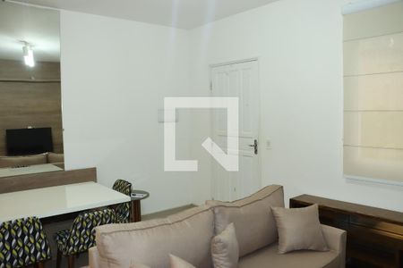 Sala de casa de condomínio para alugar com 2 quartos, 96m² em Jardim Pioneira, Cotia