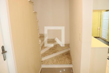 Escada de casa de condomínio para alugar com 2 quartos, 96m² em Jardim Pioneira, Cotia