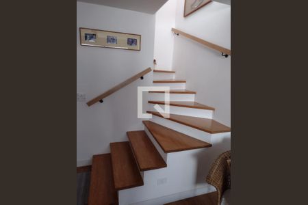Escada de casa à venda com 3 quartos, 116m² em Chácara Monte Alegre, São Paulo