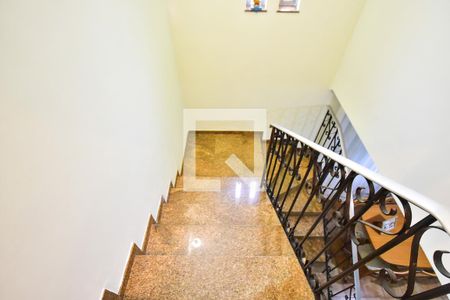 Escada de casa para alugar com 3 quartos, 137m² em Jardim Cláudia, São Paulo