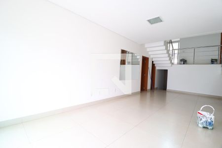 Sala de casa de condomínio para alugar com 4 quartos, 350m² em Jardim das Palmeiras, Uberlândia