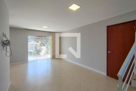 Sala de casa de condomínio para alugar com 3 quartos, 200m² em Maria Paula, São Gonçalo