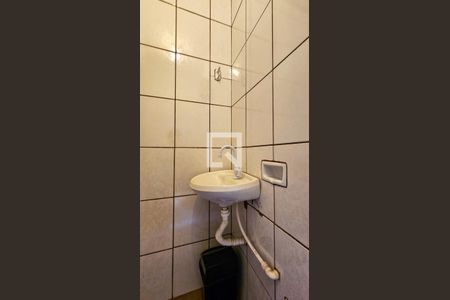 Lavabo de casa para alugar com 2 quartos, 221m² em Jardim Luanda, São Paulo