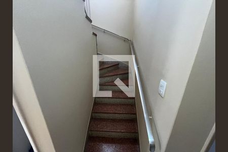 Escada de casa à venda com 3 quartos, 100m² em Vila Roque, São Paulo