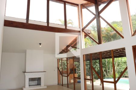 Sala de casa de condomínio para alugar com 4 quartos, 500m² em Parque Silvino Pereira, Cotia