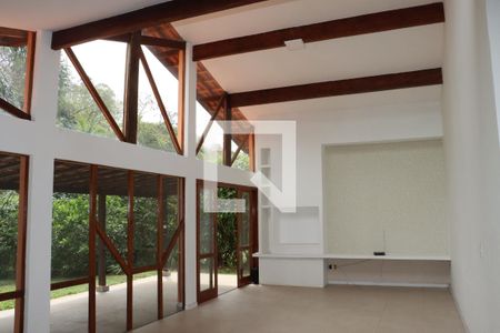 Sala de casa de condomínio para alugar com 4 quartos, 500m² em Parque Silvino Pereira, Cotia