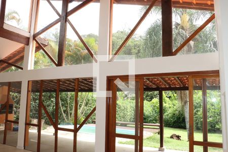 Sala de casa de condomínio para alugar com 4 quartos, 500m² em Parque Silvino Pereira, Cotia