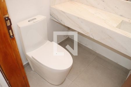 Lavabo de casa de condomínio para alugar com 4 quartos, 500m² em Parque Silvino Pereira, Cotia