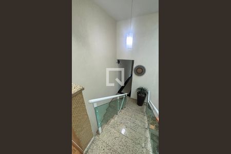 Escada de casa para alugar com 3 quartos, 276m² em Vila Valparaíso, Santo André