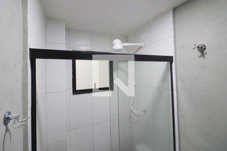 Banheiro de kitnet/studio para alugar com 1 quarto, 21m² em Presidente Altino, Osasco
