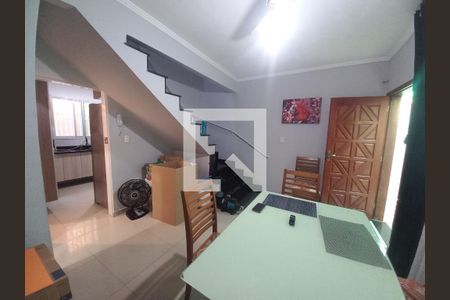Sala de casa de condomínio para alugar com 2 quartos, 74m² em Parque Bitaru, São Vicente