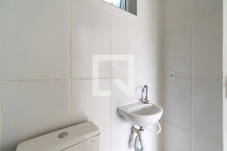Banheiro de kitnet/studio para alugar com 1 quarto, 18m² em Vila Mira, São Paulo