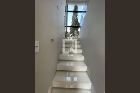 Escada de casa de condomínio para alugar com 3 quartos, 146m² em Parque Rincao, Cotia