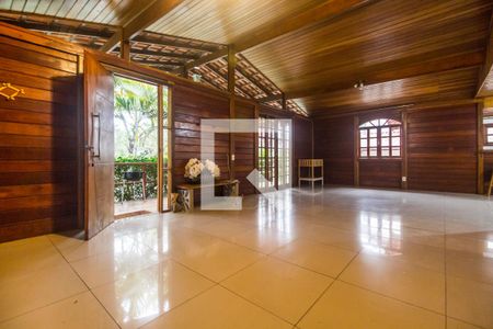 Sala de casa de condomínio para alugar com 4 quartos, 214m² em São Fernando Residencia, Barueri