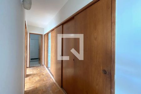 Corredor de apartamento à venda com 2 quartos, 60m² em Lourdes, Belo Horizonte