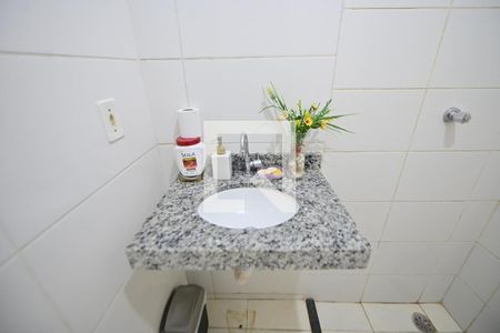 Banheiro de casa de condomínio para alugar com 3 quartos, 60m² em Loteamento Alphaville Residencial T, Goiânia