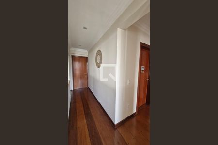 Corredor de apartamento à venda com 3 quartos, 180m² em Vila Bastos, Santo André