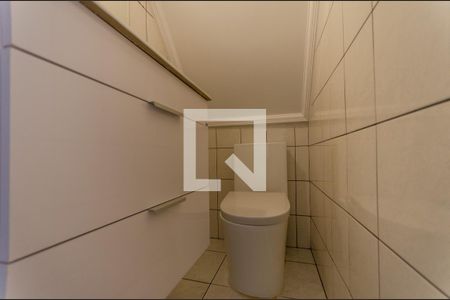 Lavabo de casa para alugar com 3 quartos, 181m² em Vila Serralheiro, São Paulo