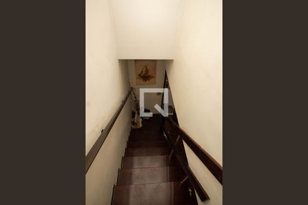 Escada de casa de condomínio para alugar com 2 quartos, 50m² em Jardim Vivan, São Paulo