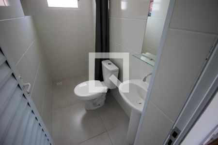 Banheiro de kitnet/studio para alugar com 1 quarto, 28m² em Vila Adelia, Sorocaba